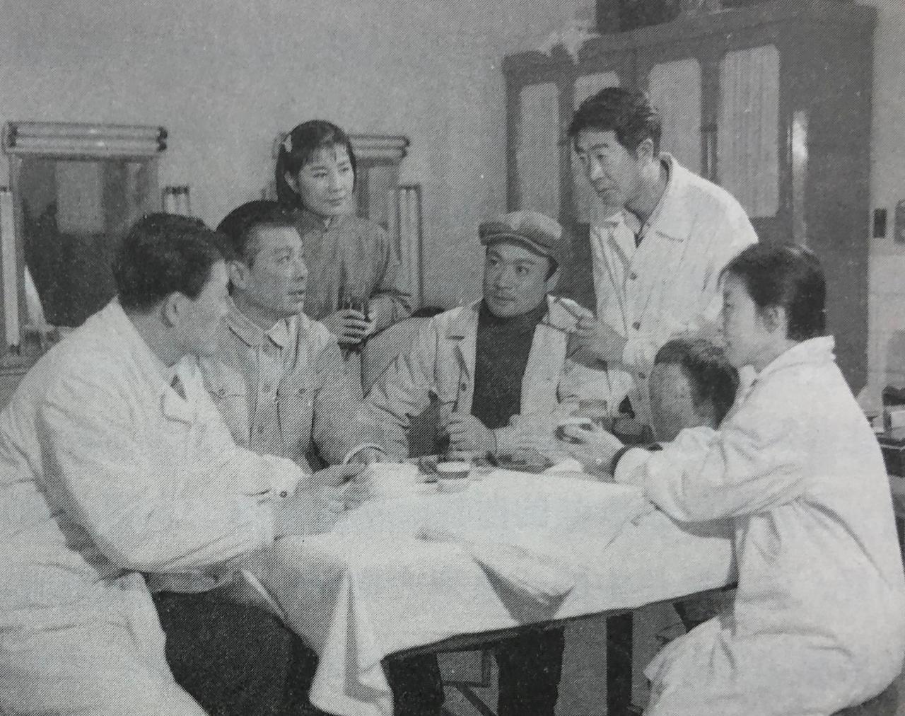 1974年电影《创业》演员李仁堂（左二）、李瑛（左三）、张连文（左四）在化妆室研