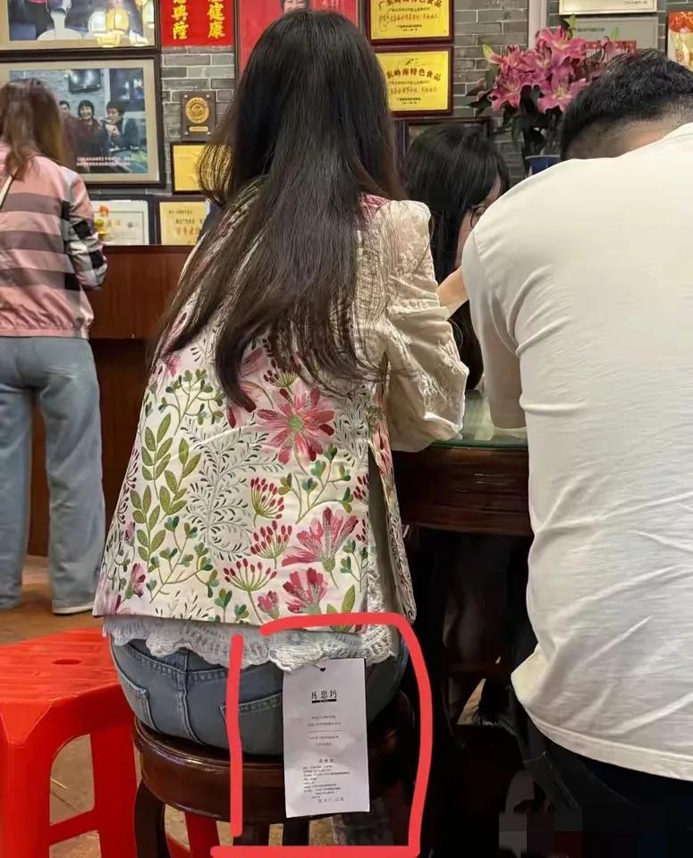 商家还是年轻了！你以为把吊牌搞成A4纸那么大，衣服就不会被白嫖了？看看这个年