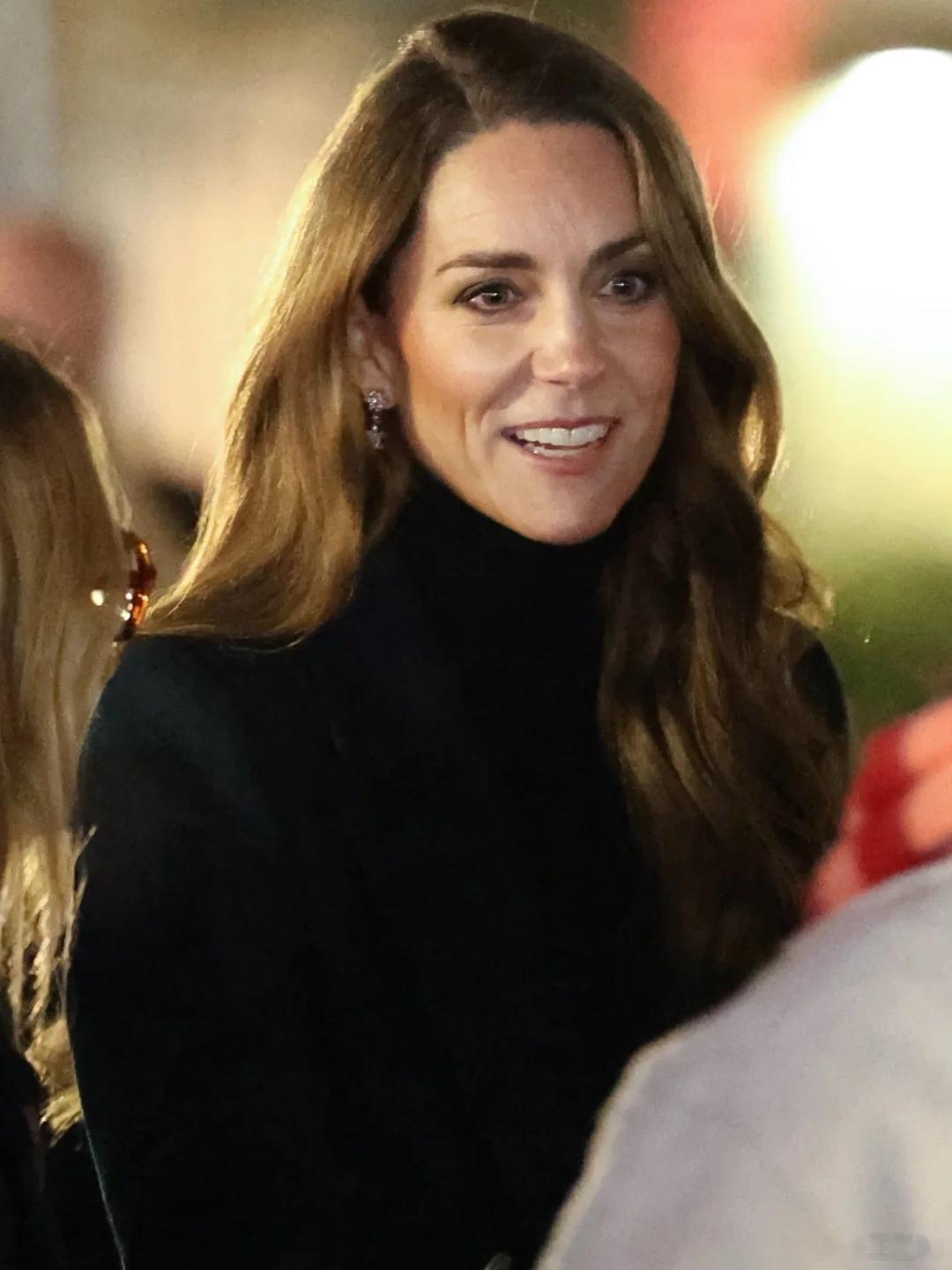 英国王室🇬🇧12月13日，威尔士王妃凯瑟琳访问皇家马斯登医院的永恒花园。永