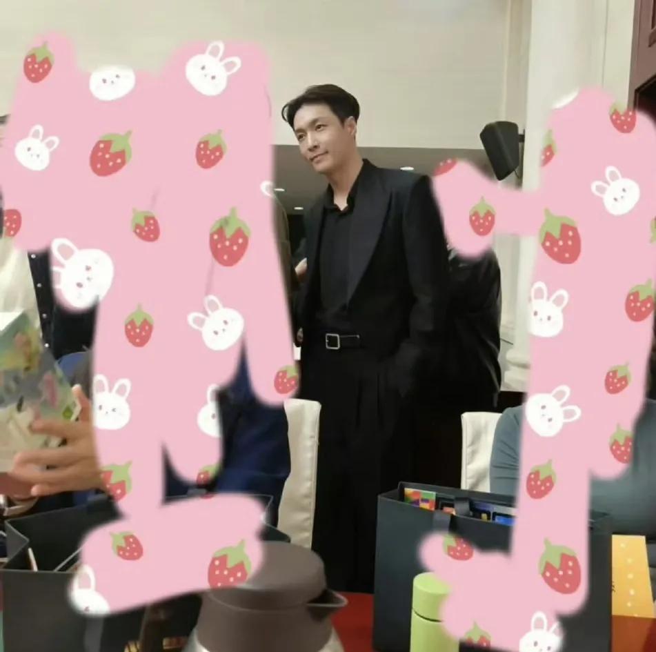 张艺兴之前被爆暂停一年审批线下所有演出后，这两天又参加了全国电影宣传骨干培训班中