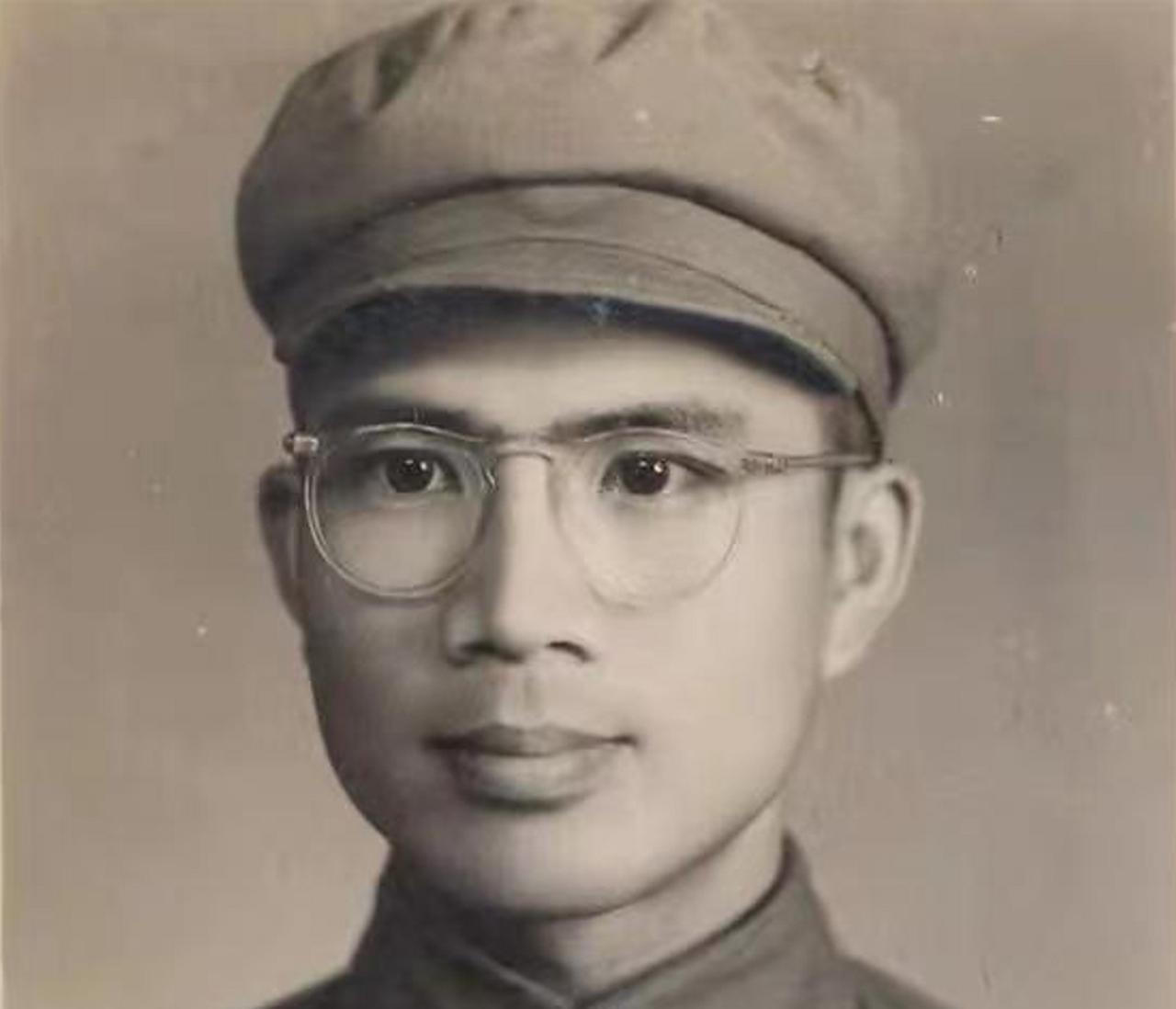 1951年，我军一新兵在擦拭炮管时，发现对面美军阵地有一个突兀的小山包，心痒之下