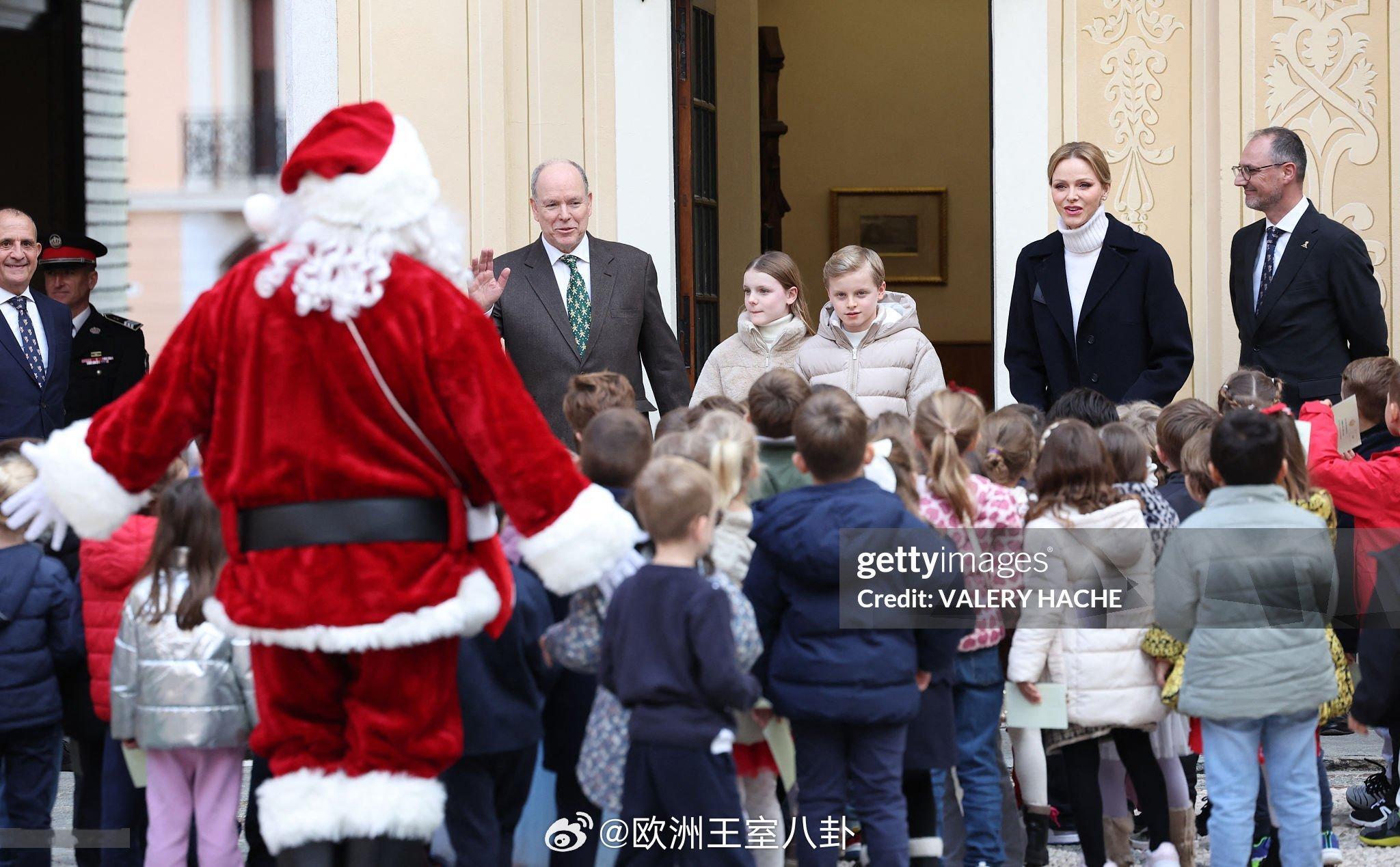 12.17摩纳哥亲王阿尔贝二世、王妃夏琳和龙凤胎出席一年一度分发圣诞礼物的活动
