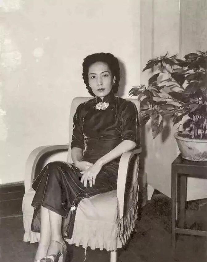1951年，杜月笙在弥留之际，将遗产分出去，孟小冬分到了2万3千美金。她低声嘀咕
