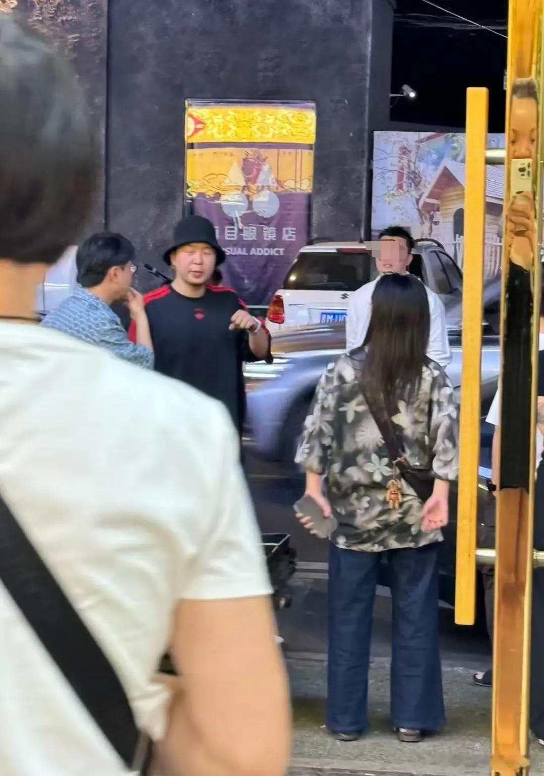 杜海涛现身成都，一身打扮很松弛，网友：不能合体传闻是真的吗！