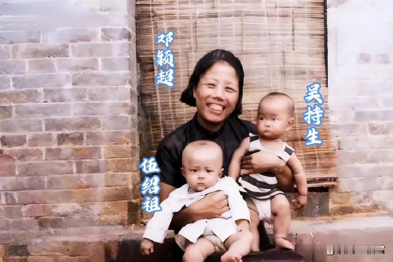 1939年，西安八路军办事处门前，邓颖超一左一右抱着两个婴儿，开心的笑声仿佛溢出
