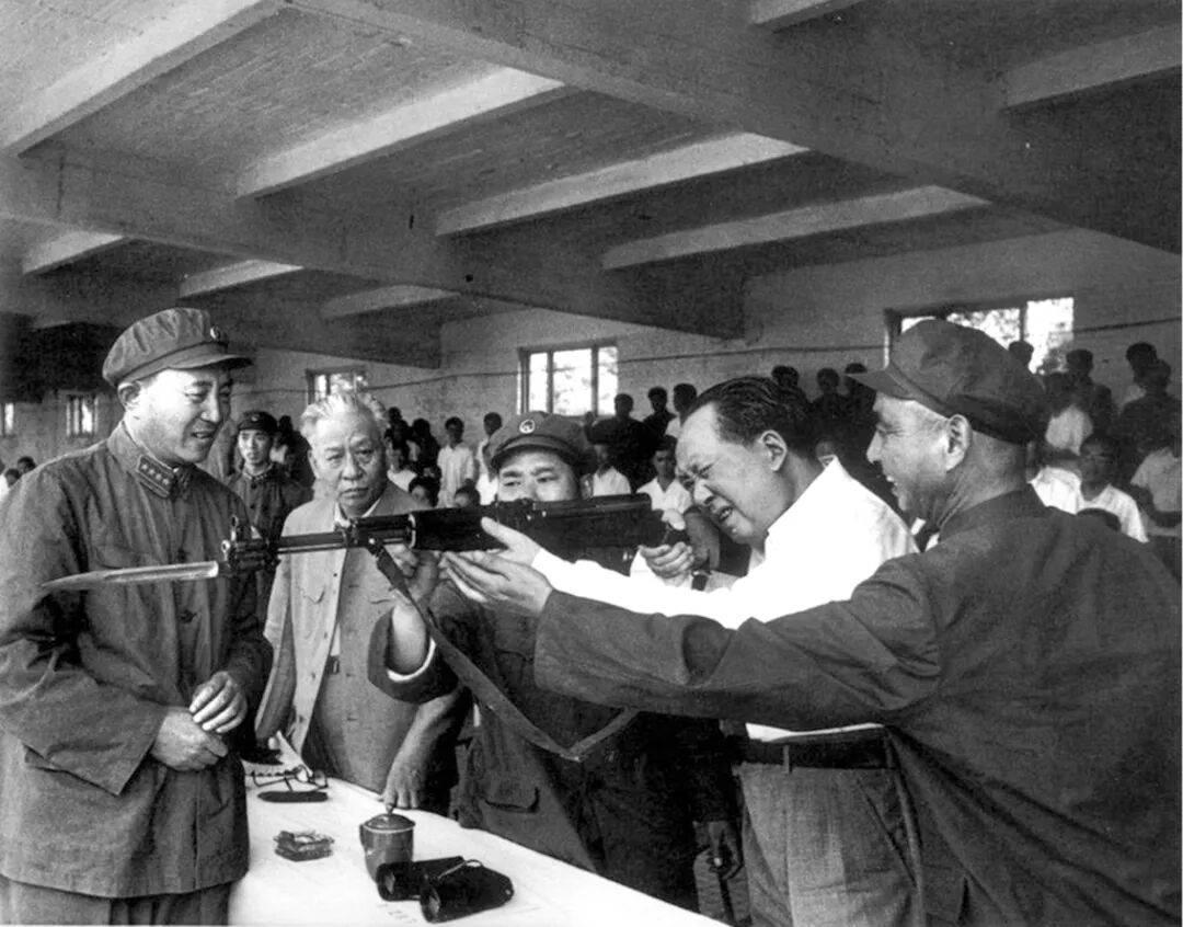 你说毛主席会写诗词，书法了得，这不奇怪，因为他上过多年学，还是优等生；你说他平日