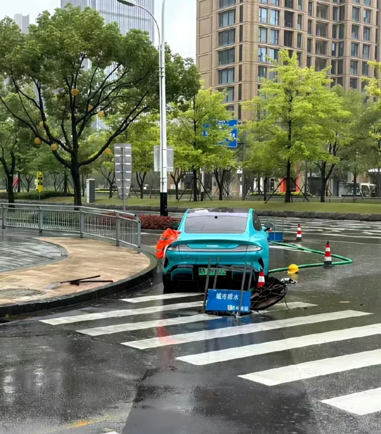 感谢雷总，雷总恐怕都没料到小米汽车还能有这种用法！小米汽车外放电，抽了一整夜的