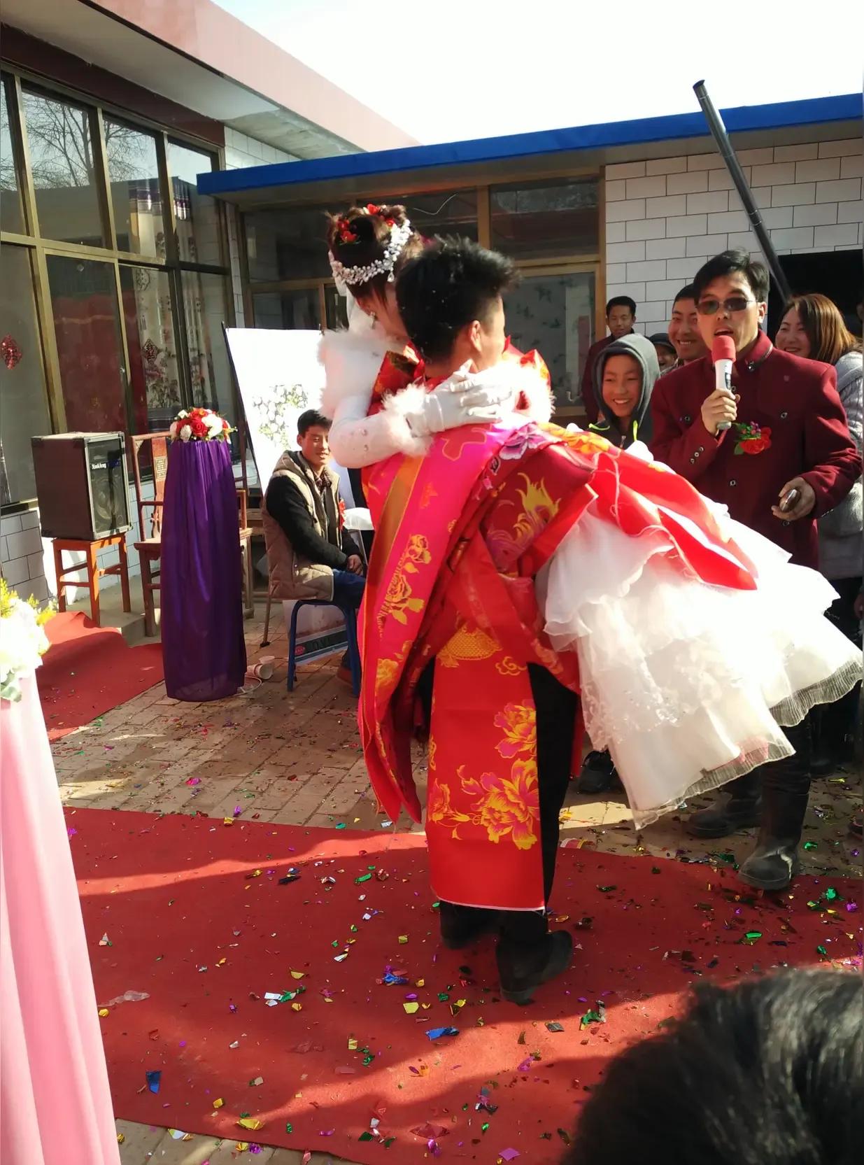 河南小城一场婚礼的走红，跳出了奢华排场与颜值焦虑的俗套，新郎李刚（化名）在人生重