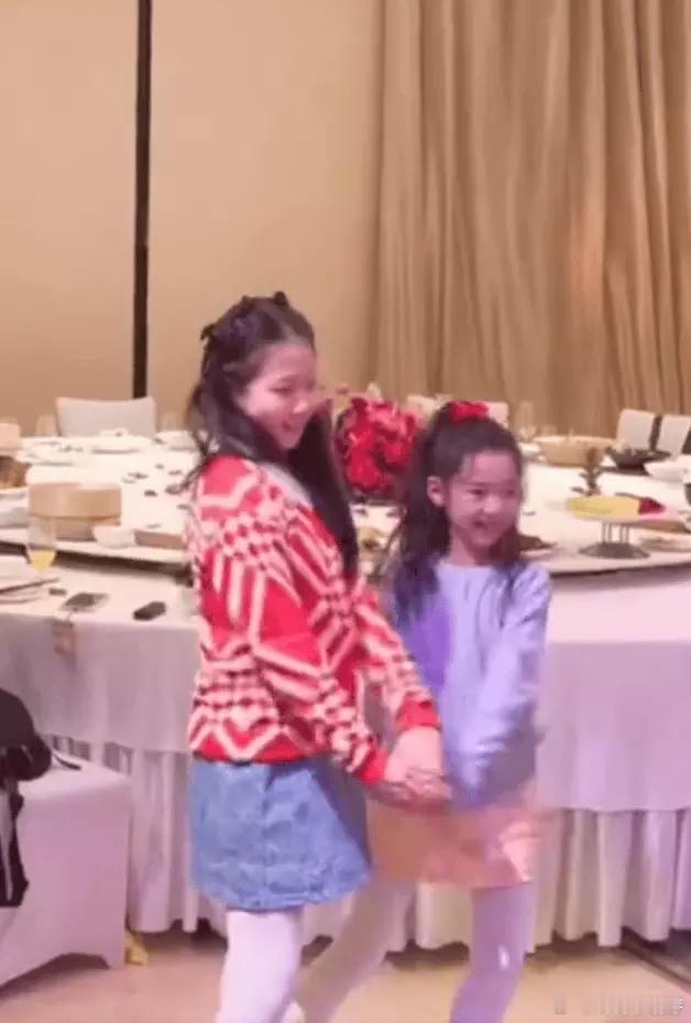 小酒窝在董璇生日宴上跳舞调皮灵动毫不怯场