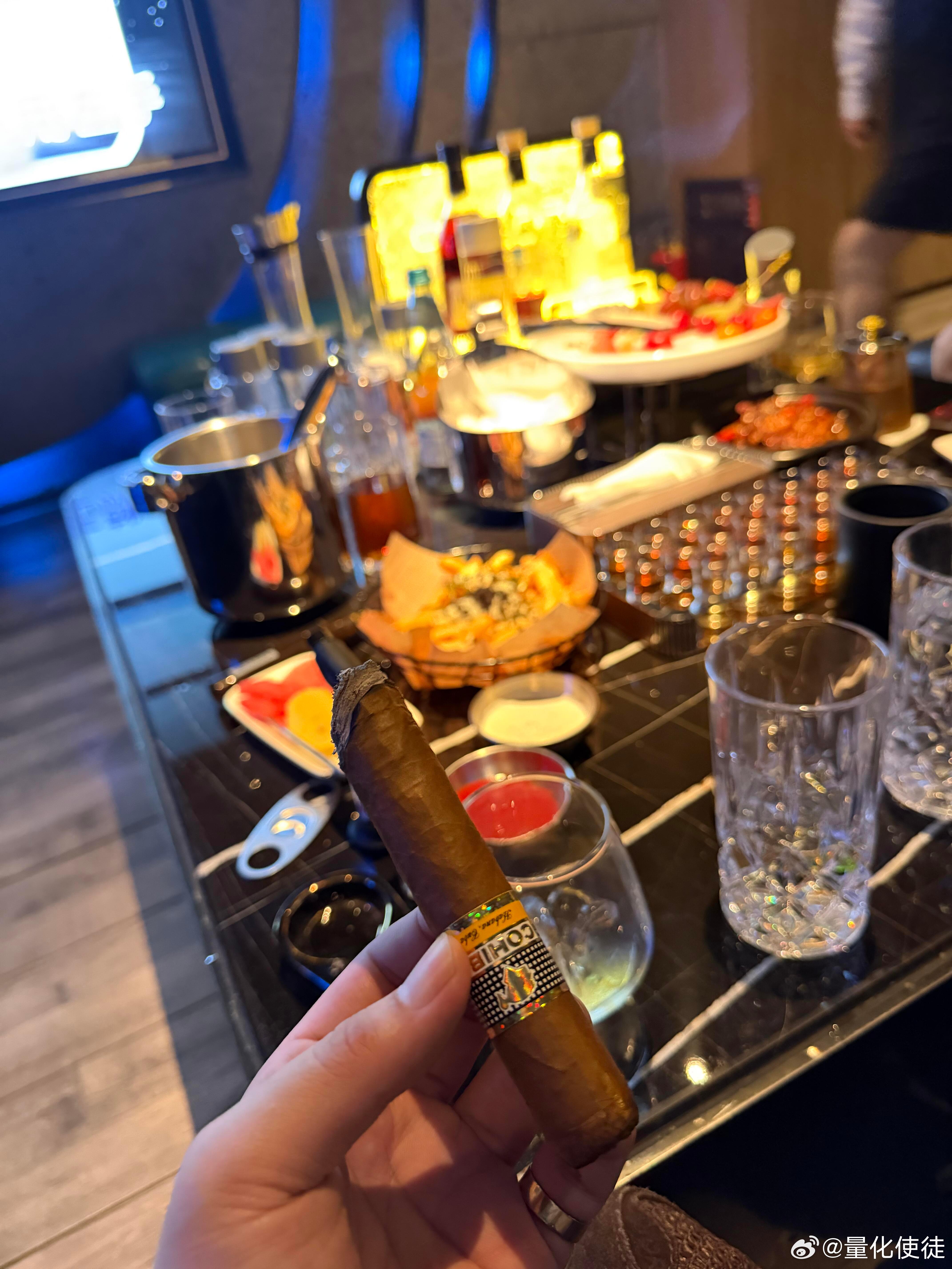 和朋友小聚的时光，是平淡生活里的甜。聊聊近况，吃吃美食，笑声不断，烦恼全散～这样