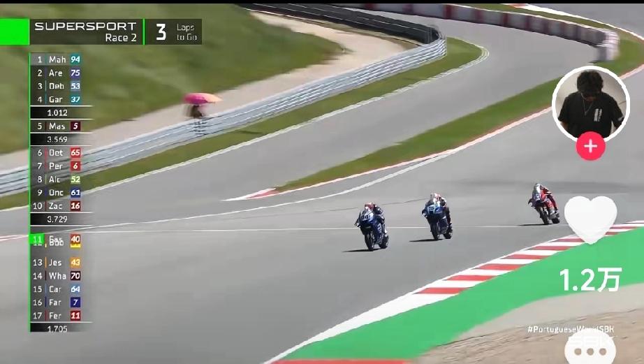 一个只有初中毕业修理工出身老板，带领自己很小的团队，战胜了具有百年造车历史的诸多