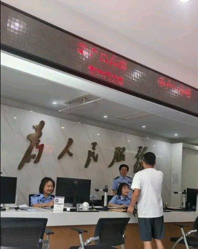 前几天程先生赶去滨江公安高新派出所办户口迁移，临到窗口才傻了眼，房产证、家人身份