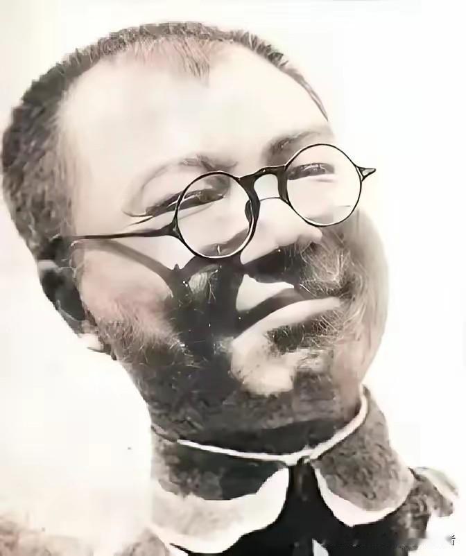 1942年，中国远征军作战失利，副师长齐学启重伤被俘。日军接连派人出面劝降，他始