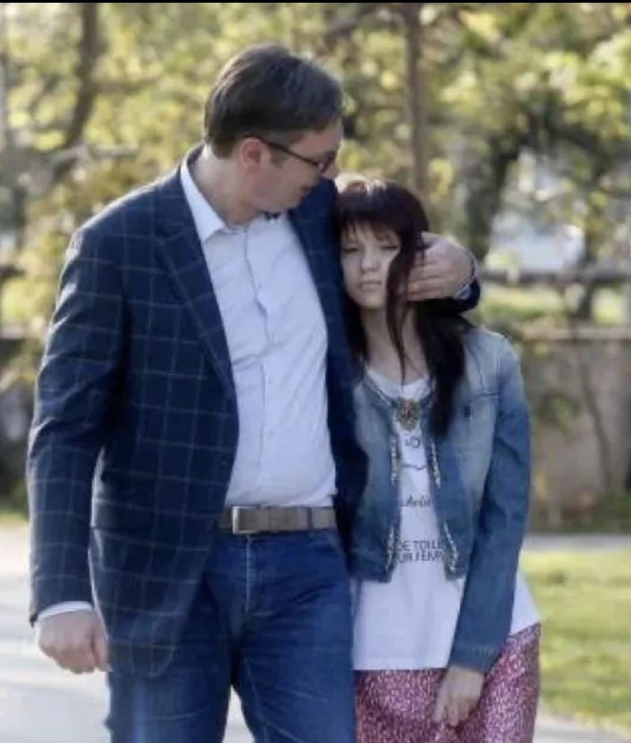 武契奇对女儿爱不够，和儿子相处也轻松愉快，做父亲很合格。他有爱心，是个喜欢孩子