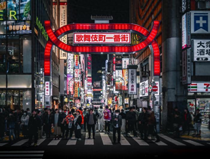 都说日本是个讲究体面和工匠精神的国家。可你敢信吗？卸下这层精致的伪装，里面全是血