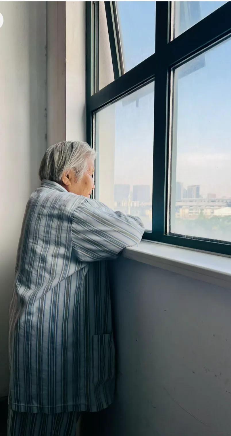 不生孩子晚年会不会很凄惨？很多人秉持“养儿防老”观念，认为没孩子