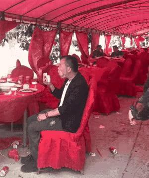 儿子婚礼结束，客人陆续离开，妻子回到简易的婚礼棚子下，突然看到丈夫独自一人坐在桌