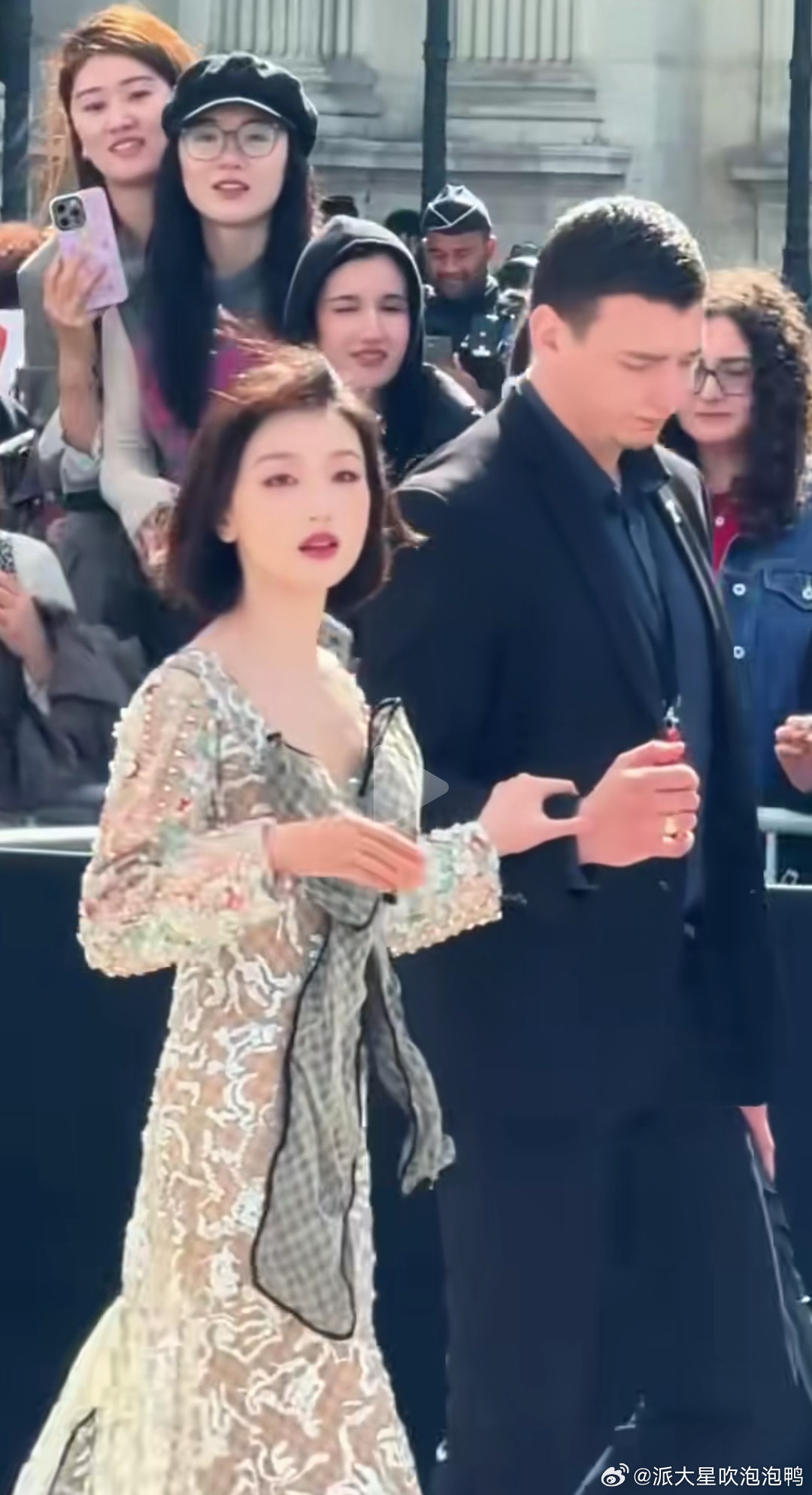 第一眼看到近期的周冬雨，真的越来越有倪妮的味道了。也难怪当年张艺谋会选中她们两人