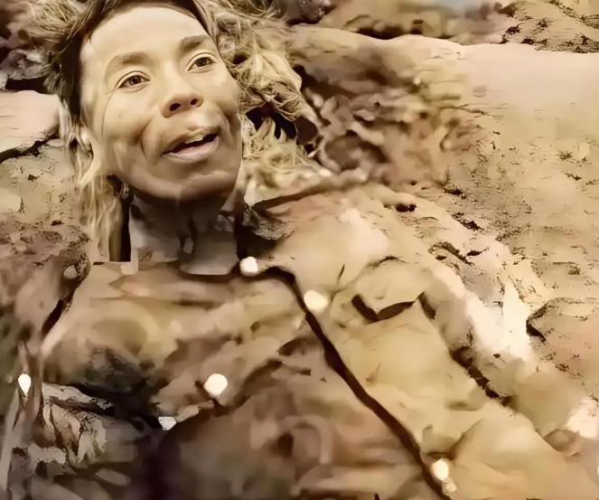 1946年国军师长戴之奇饮弹自尽后的镜头，躺在土堆上，军帽掉落一旁。粟裕当即下令