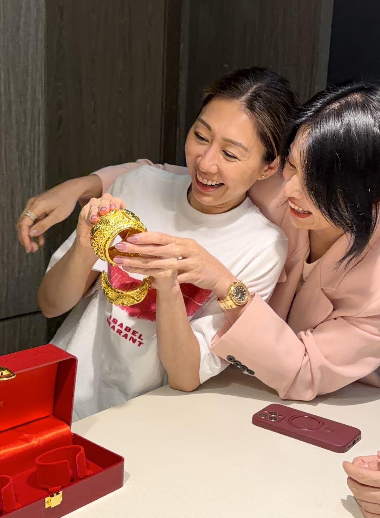 胡杏儿和好闺蜜胡定欣聚餐，当场送了对方一对很大块的金手镯，现在金价这么贵，她依然