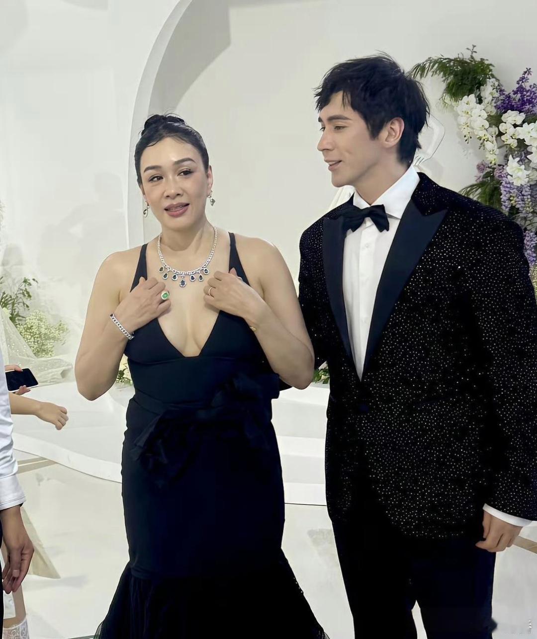 钟丽缇美得好真实啊！这才是中年女明星最真实的样子，不要活在美颜医美里了。