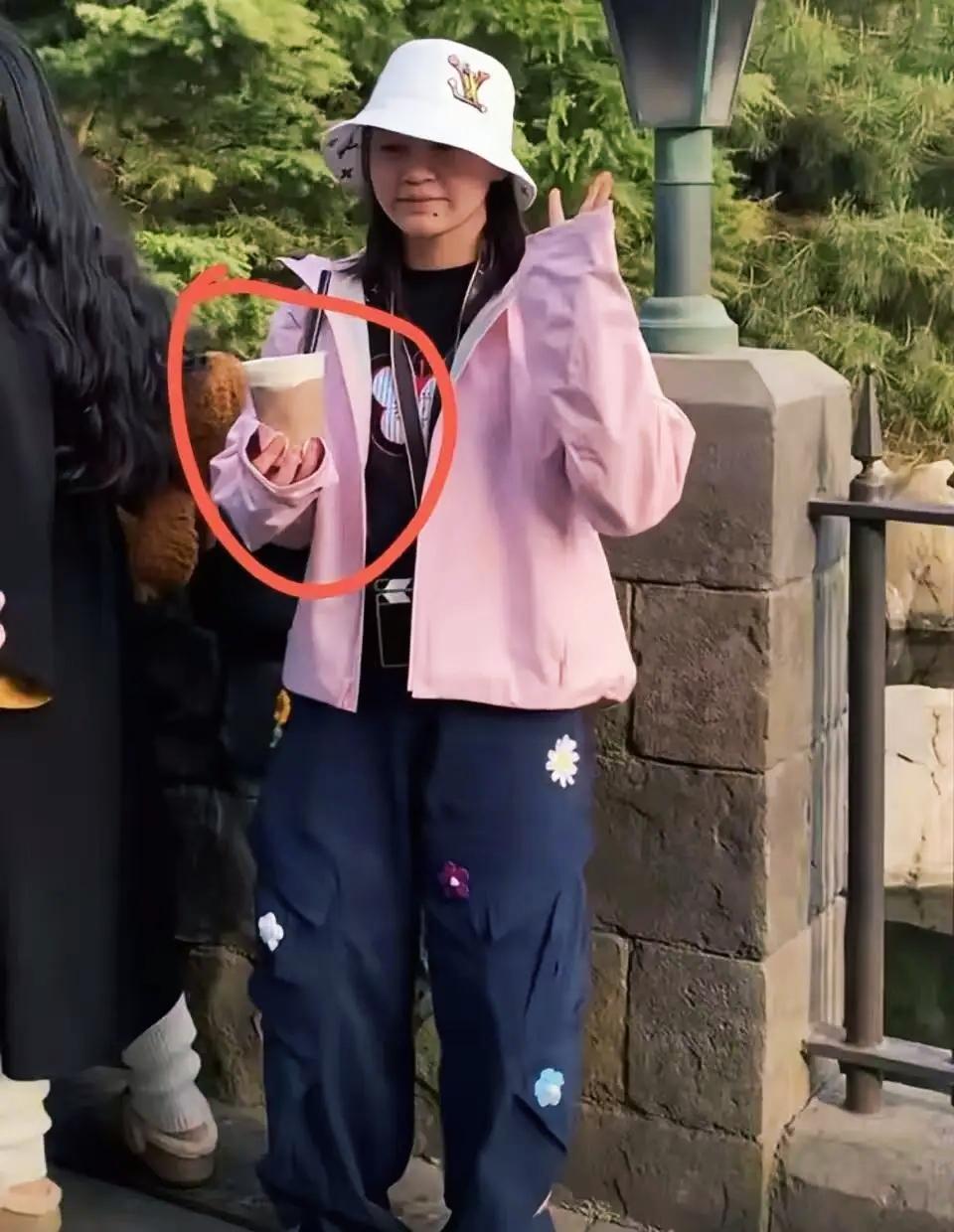 全红婵因发育期体重困扰，在采访中哽咽落泪，表示自己“喝水都胖”，甚至因此产生退役