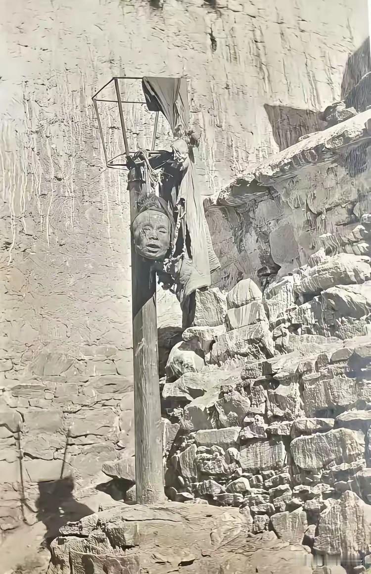 古代的枭首示众，原来就是以这样的方式，挂在这根木杆子上，目测这根木杆的高度也不是