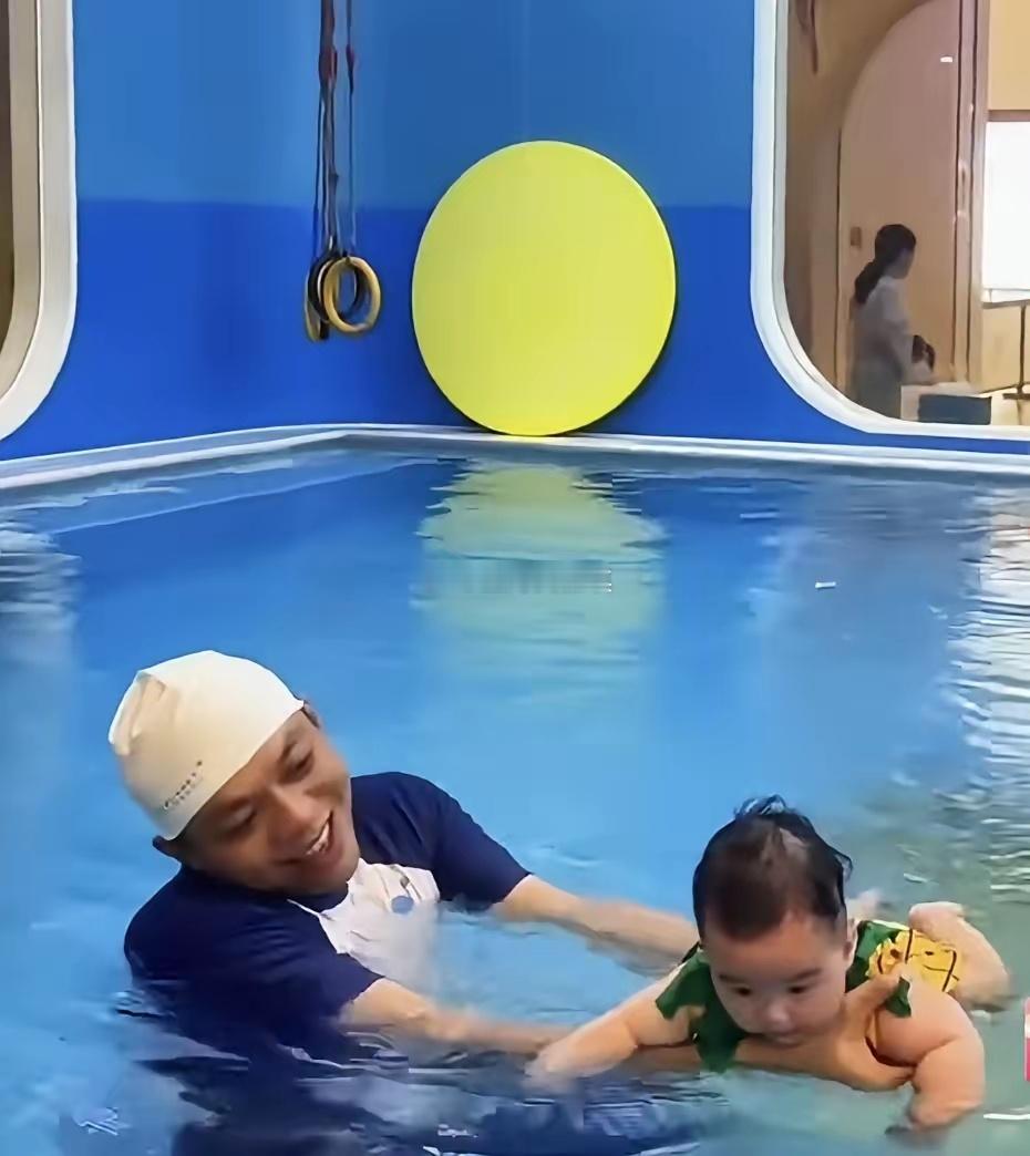 有钱人就是豪横，马筱梅儿子5个多月，就请私人教练给儿子教游泳，并且全程还得有一个