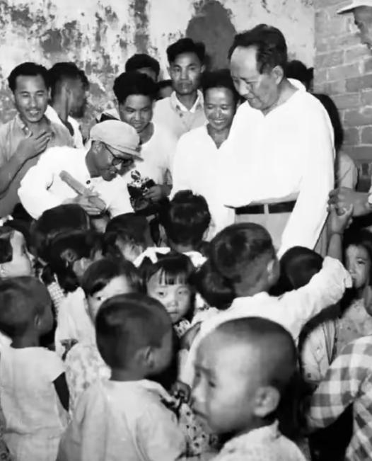 在中国近代史上，有些看似平常的小事，回头一看，其实意义非凡。1958年夏天，