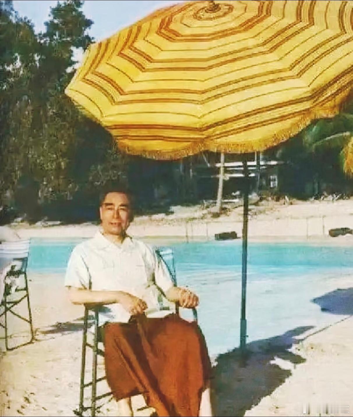 那个最辛苦的人，曾经这样晒过太阳1960年4月周恩来总理出访缅甸期间，他在当地泳