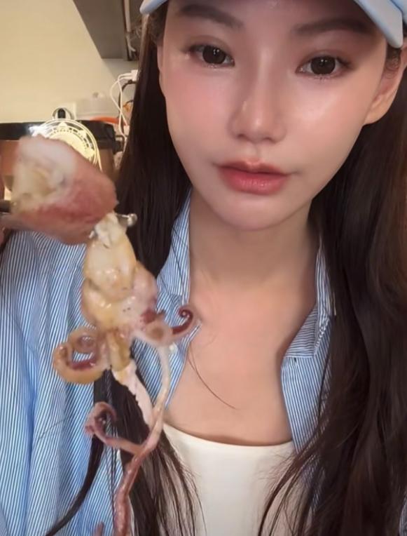 小菲又惹筱梅生气了！6月17日中午，马筱梅开播就跟网友吐槽：“真受不了，就吃东西
