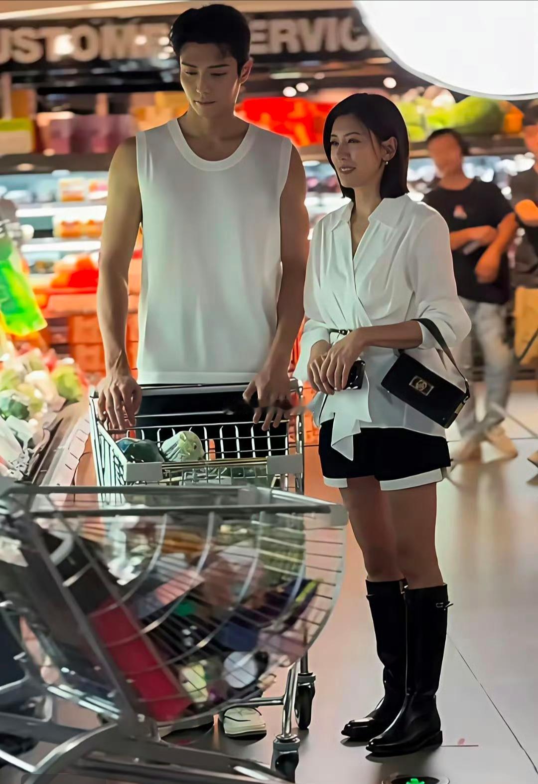 不知道她有没有医美反正看年龄是老太婆了她竟然跟小伙子演情侣主要是一点都不违