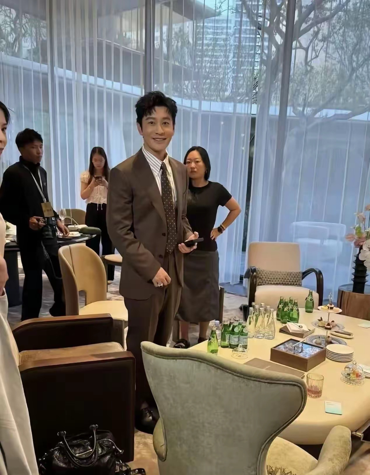 黄晓明是真的帅。前几天黄晓明到了上海，我的家人和黄晓明见了面还合了影，孩子说黄晓明本人比照片还要好看