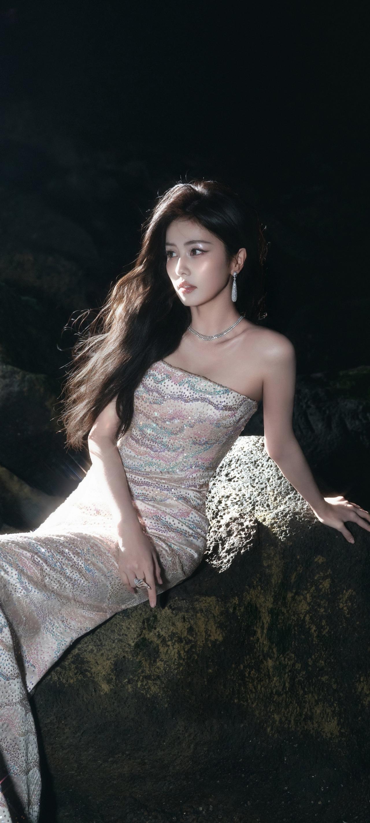 白鹿海边鎏光裙杀疯了！氛围感直接拉满！谁懂啊！白鹿这套海边鎏光抹胸裙造型真的