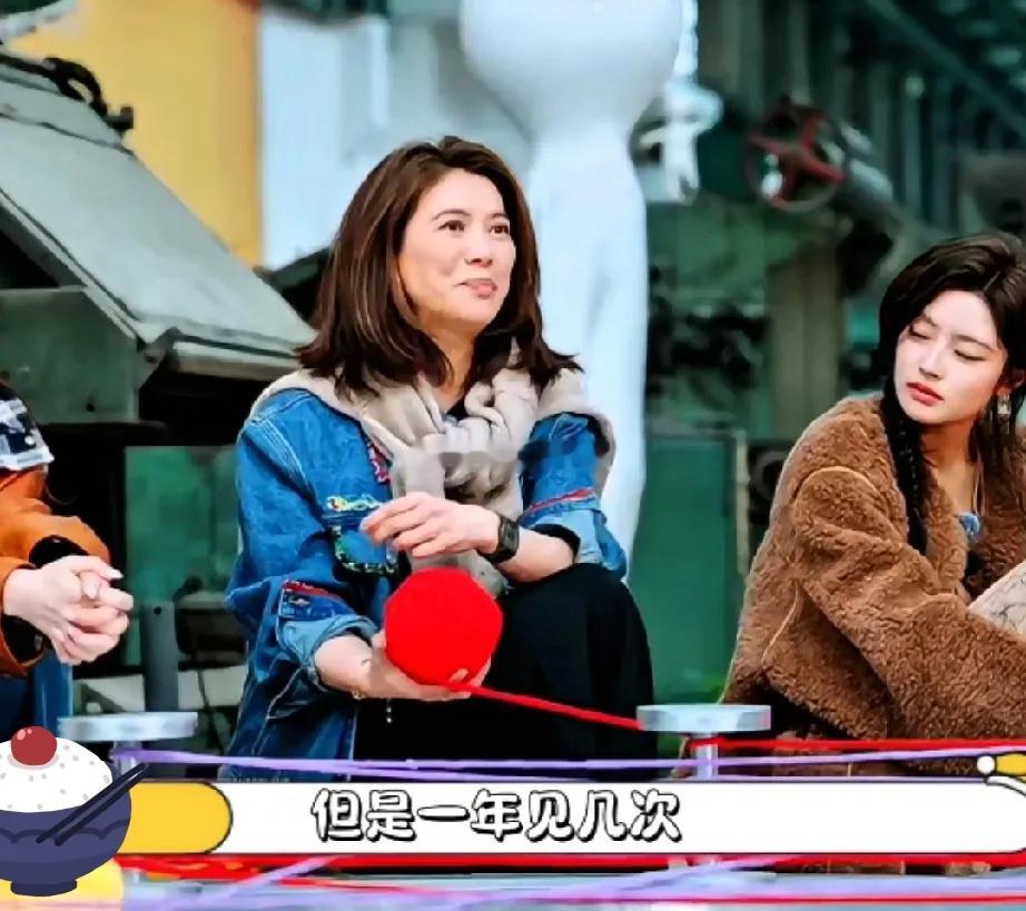 袁咏仪直言与方媛不熟，现场气氛瞬间凝固，娱乐圈圈层差异被戳穿综艺里袁咏仪一句直白