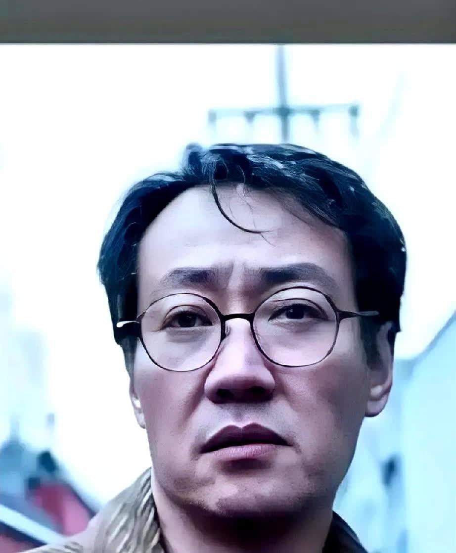 辛柏青垮了，朋友说他，每天都不愿意出门，电话不接，微信不回，问他什么他也
