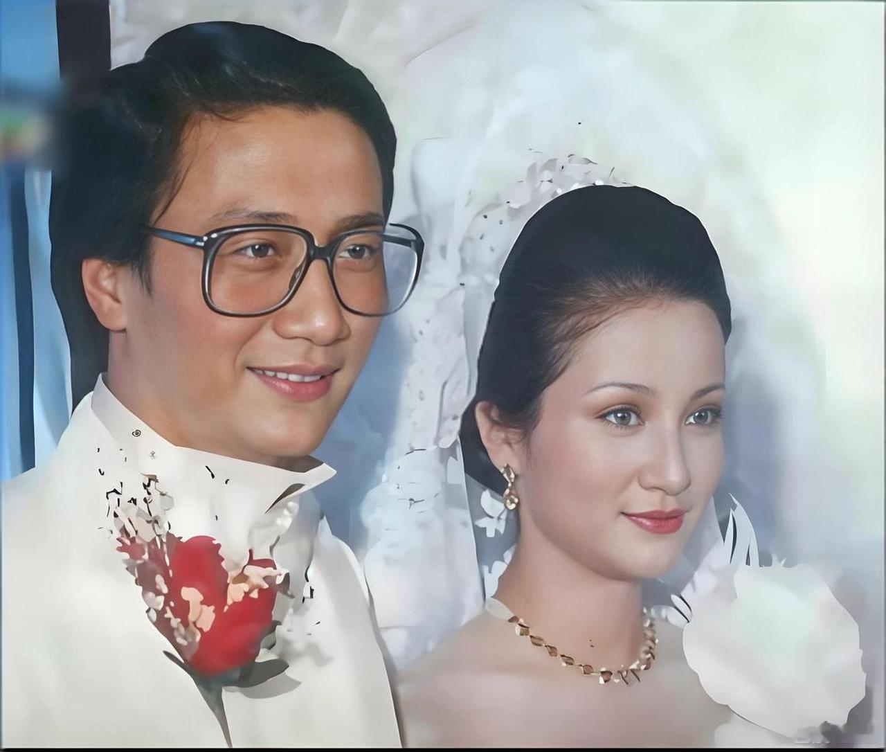 很多人都纳闷：谢贤和狄波拉离婚30年，感情反而比夫妻还亲。一起聚会、带孙子、互相