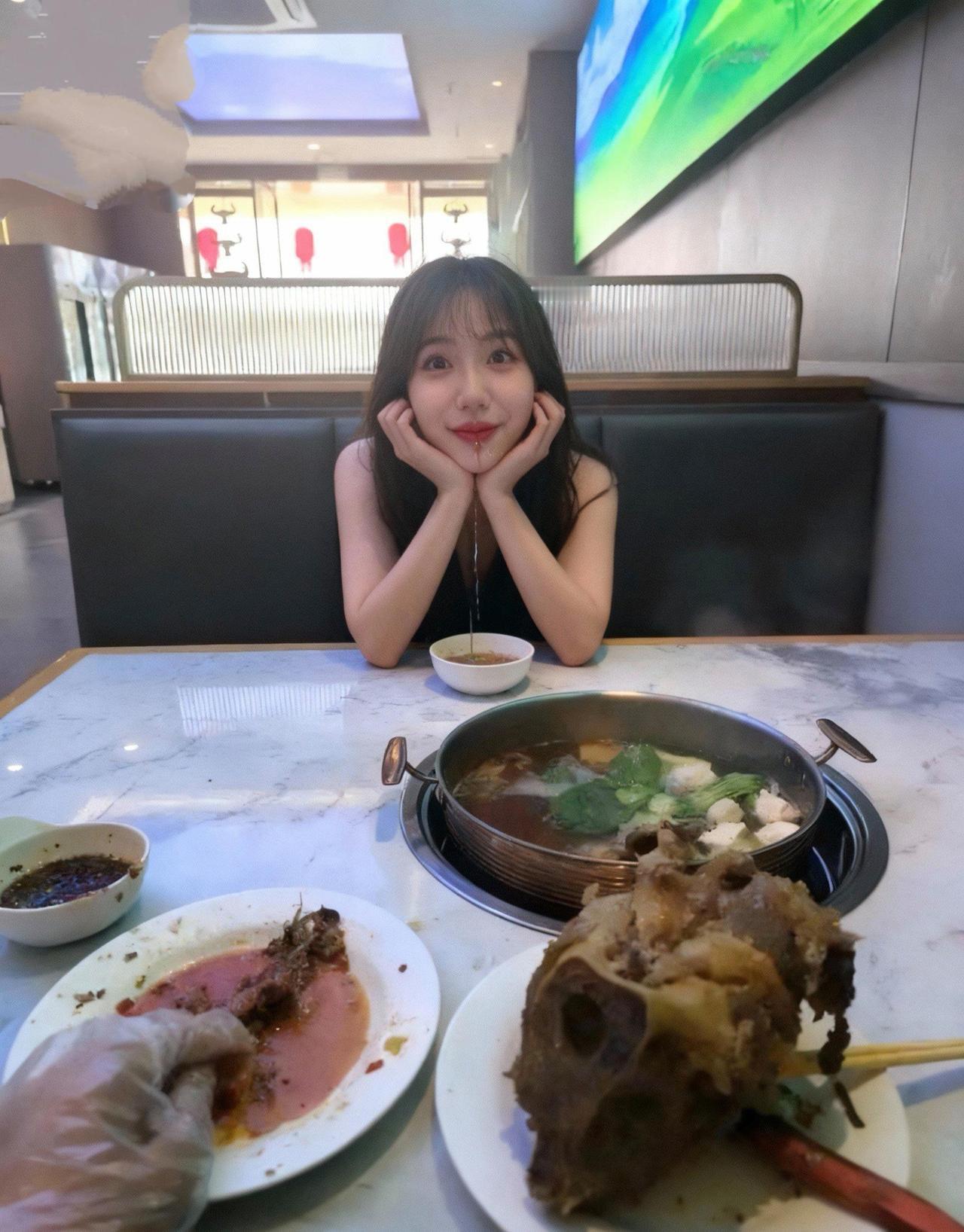 跟女生出来吃饭，她怎么这样啊