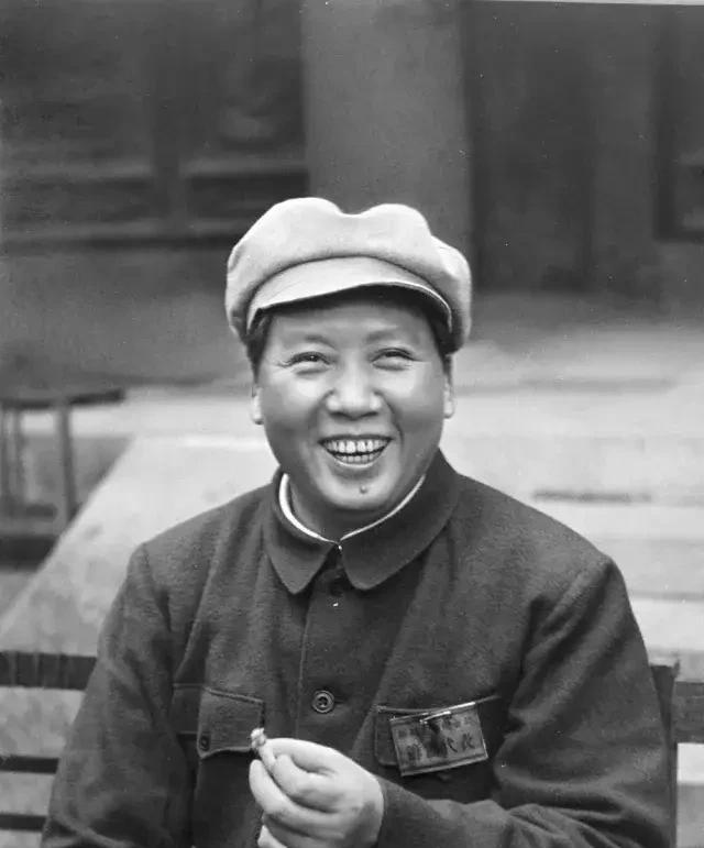 这张照片拍摄于1949年，主席已经56岁，他笑得阳光灿烂、气宇非凡！博览群书，