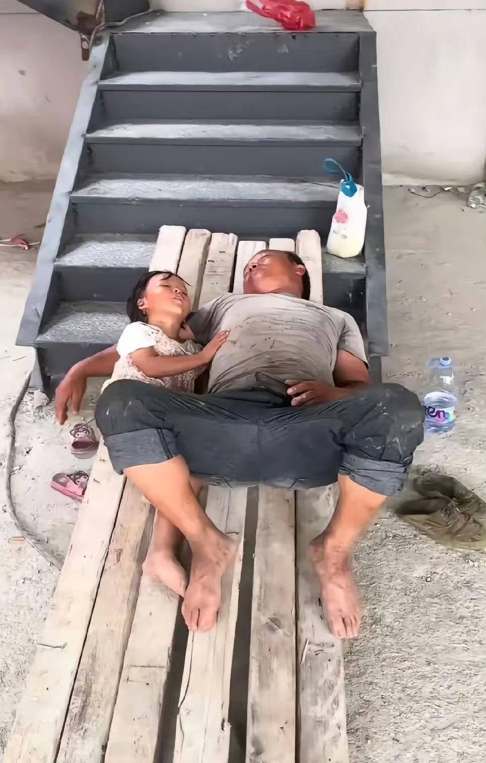 这一刻应该有很多人羡慕吧，儿女陪伴，这就是为什么要生孩子的原因！