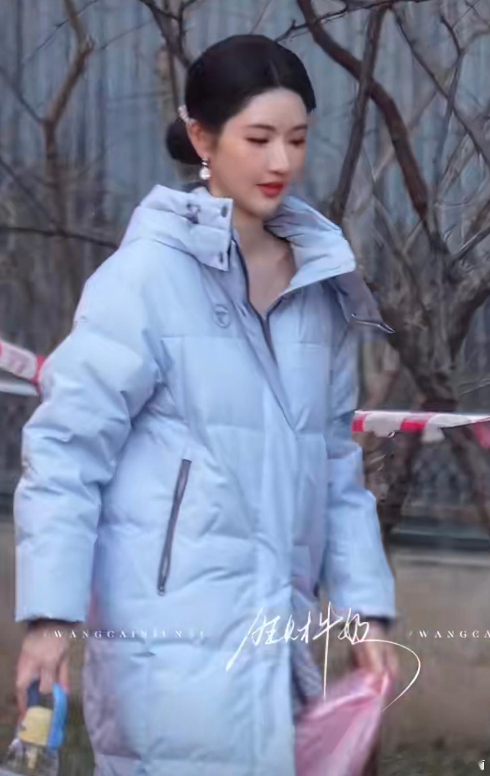 王玉雯春晚四联结排路透美翻！浅灰羽绒服配粉缎长裙，生图颜值超能打￼￼