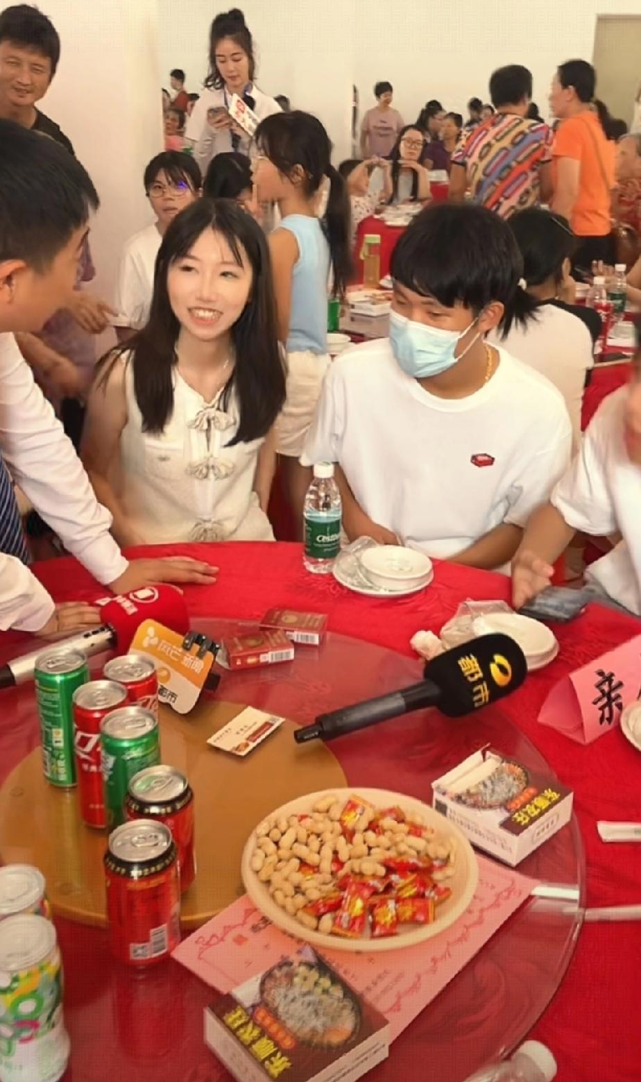 叶锐聪妈妈直播间说自己给儿子发红包的时候，儿子说怎么这么大的红包，姐姐补充一句“