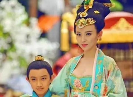 1145年，河南安阳。一群黑色的凤凰突然飞到军营上空，盘旋不散。当天，节度使李道