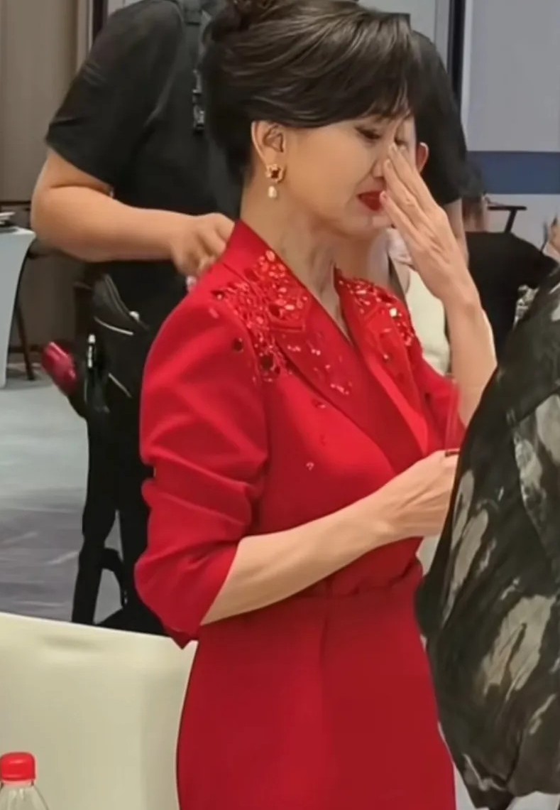 在近日的一场公开活动中，72岁的赵雅芝深情动容，现场哽咽落泪，令在场观众无不为之