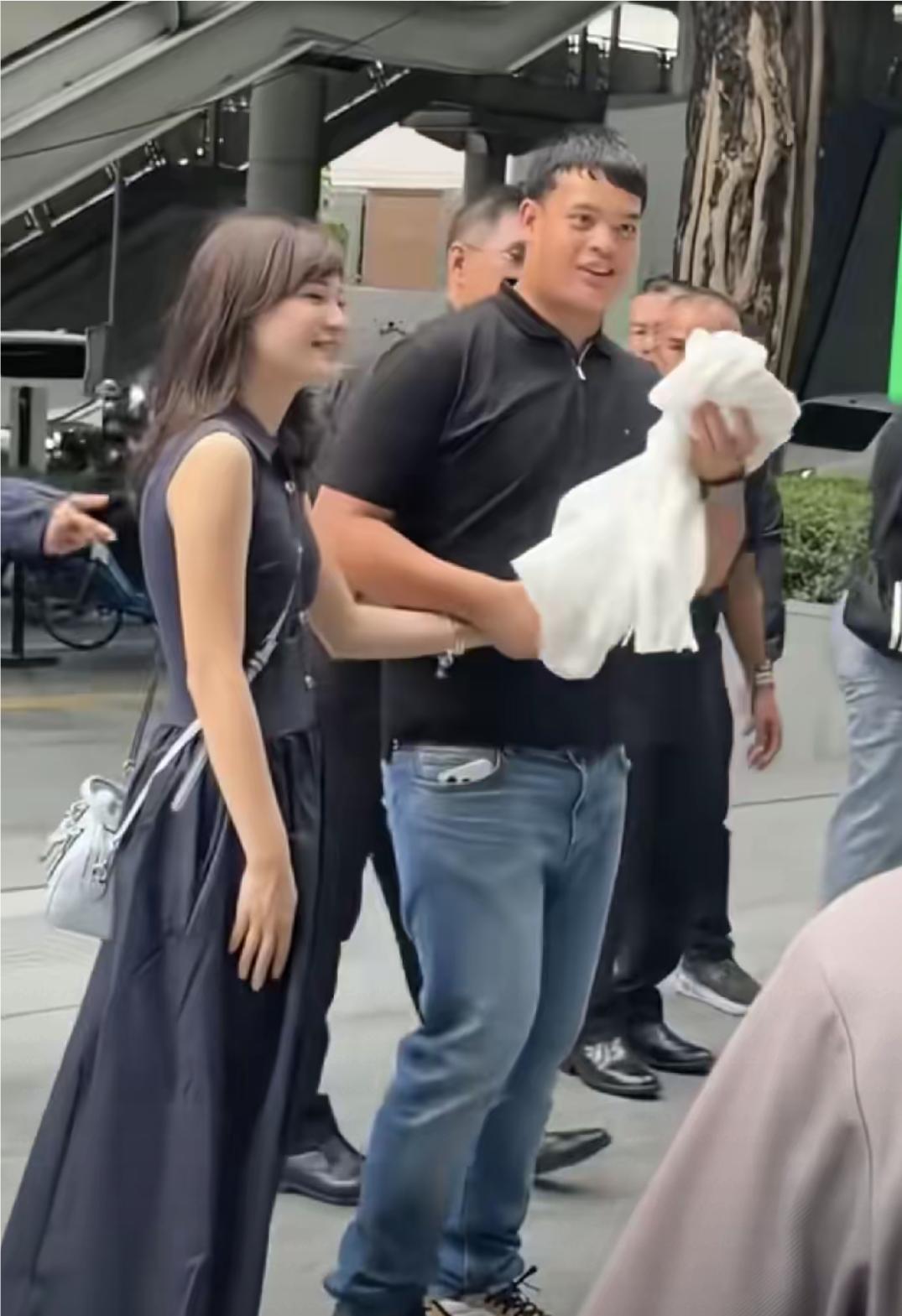 提帮功21岁了，他身材高大健硕，长相帅气，也是正谈恋爱的时候了。他逛街，带着女