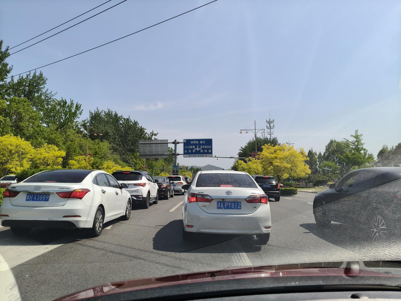 这个五一假期第一天就出来玩，我们来到了天津北部山区蓟州区下营镇，准备爬山，不收费
