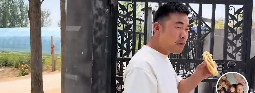 一碗胡辣汤阿杜都舍不得喝，一碗胡辣汤才五元钱阿杜舍不得买，啃着干吧的大饼回来。