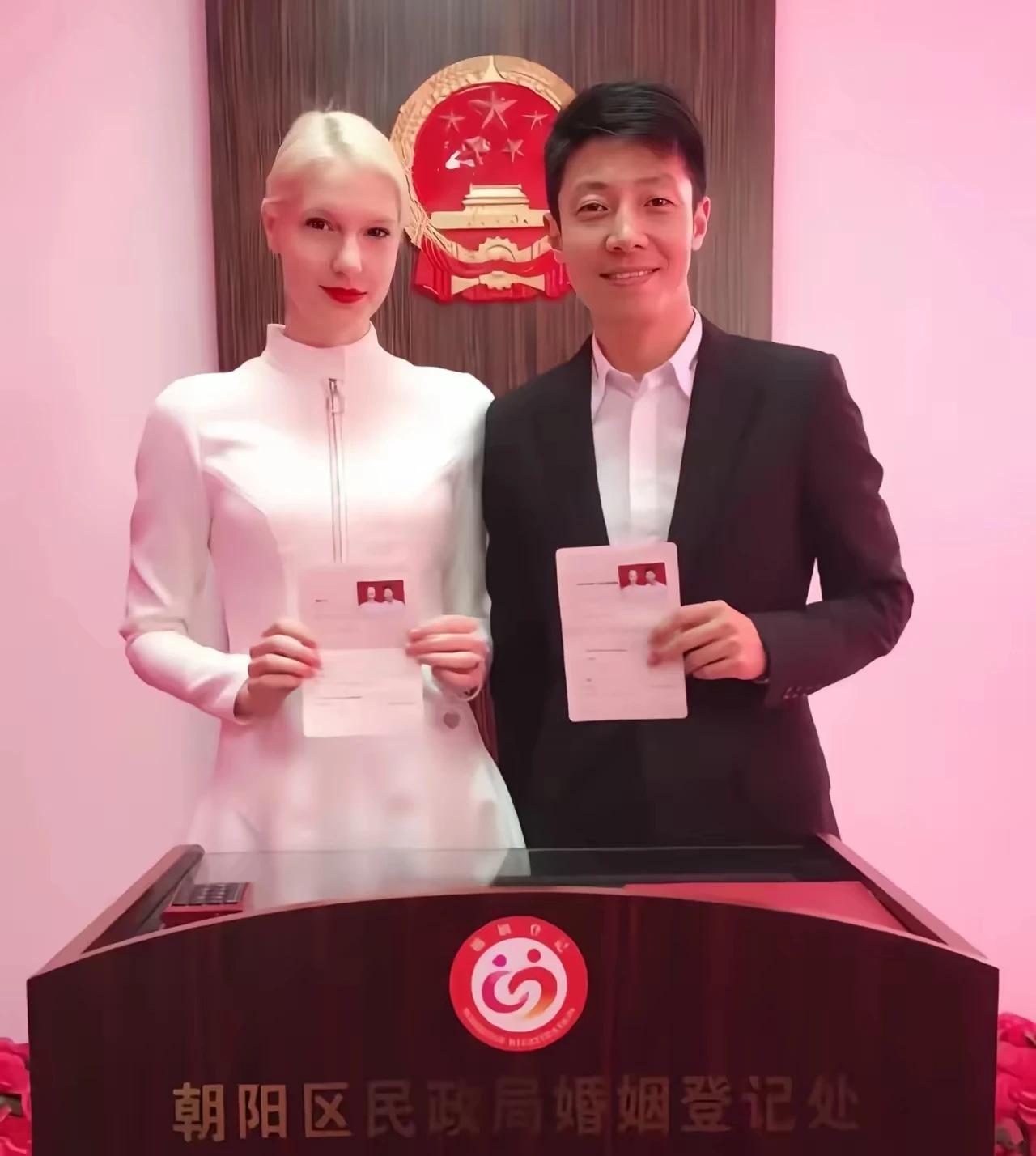 小撒娶对了妻，李白嫁对了人，两人一拍即合，幸福美满，圈内出了名的恩爱夫妻，模范夫