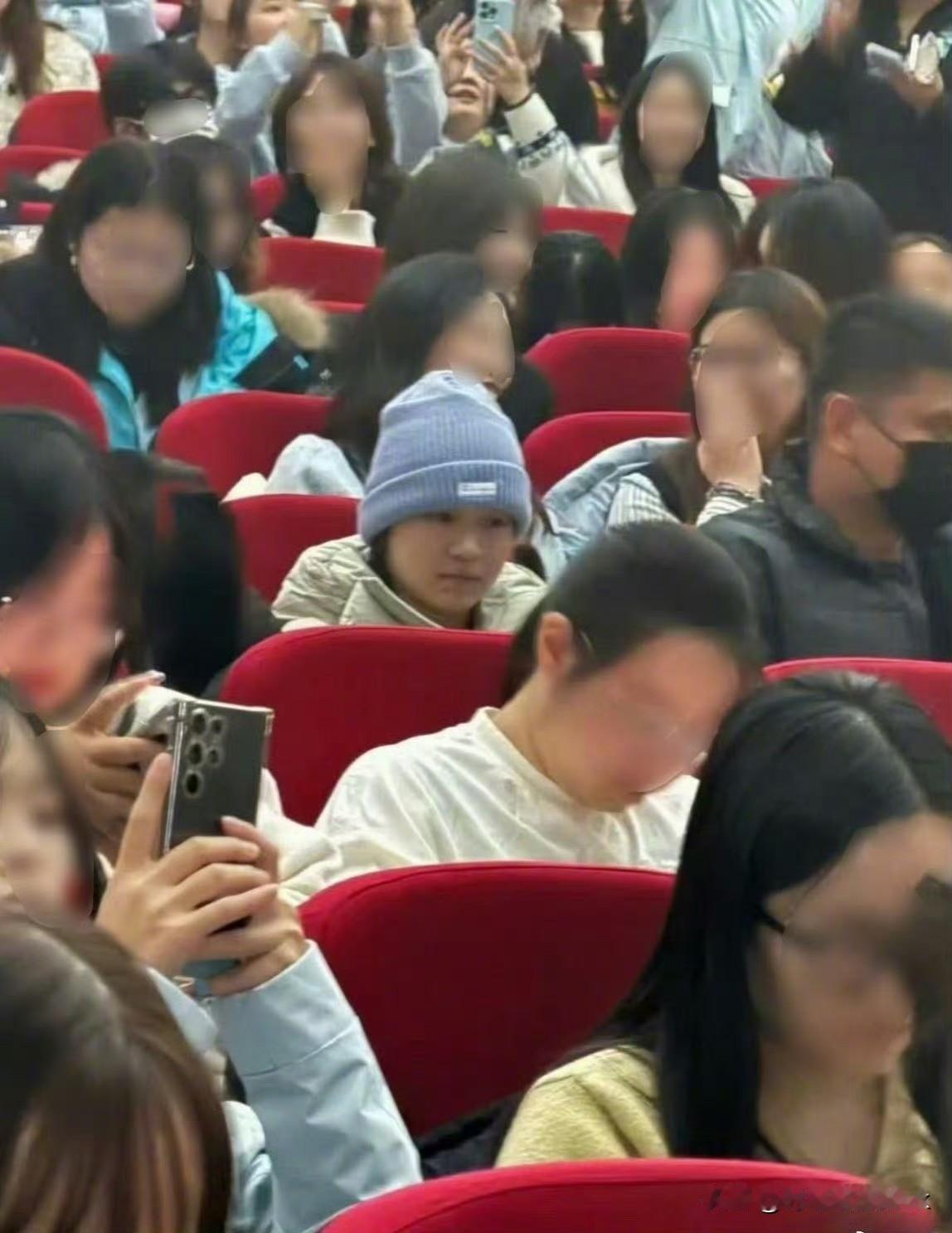 原来全红婵回北京看王俊凯的话剧去了[呲牙笑]有网友偶遇全红婵出现在王俊凯的话剧