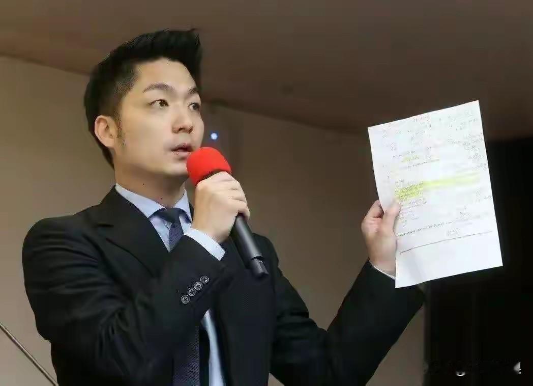 蒋万安6日登高振肩一呼，宣布台北市初中、小学营养午餐将全面免费。绿蛙、青鸟立